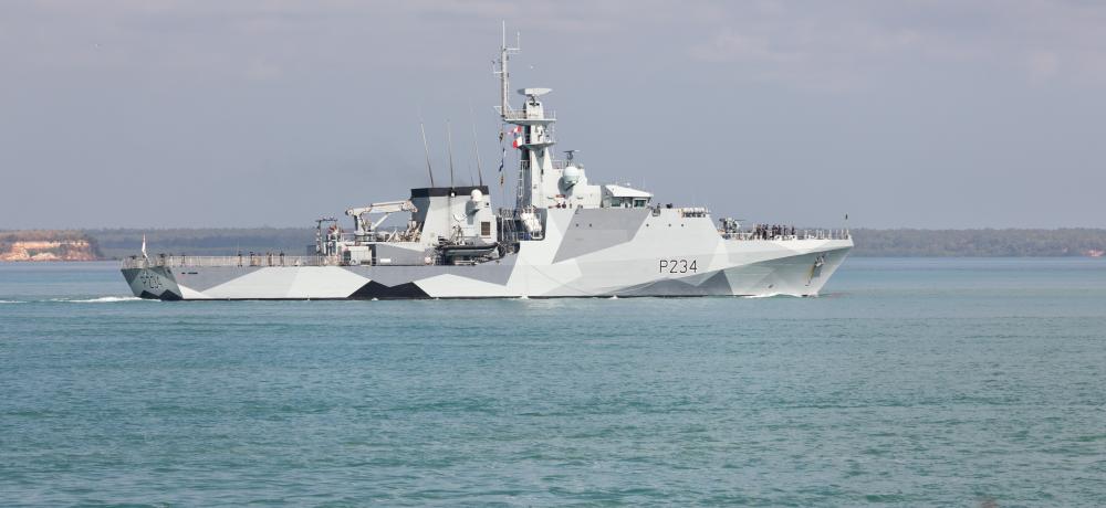HMS Spey underway in Darwin Harbour, as it departs from HMAS Coonawarra.