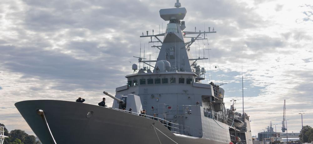 HMNZS Te Mana arrives alongside Fleet Base East, Sydney.