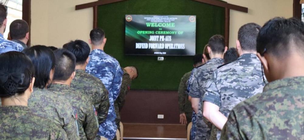 Australian and Philippines Army Cyber and Network Enterprise Specialists.