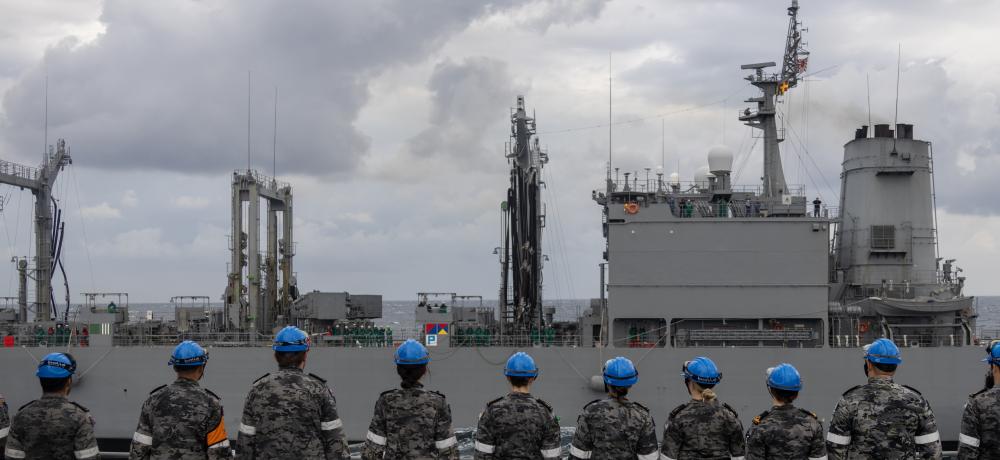  HMAS Toowoomba and JS Towada.