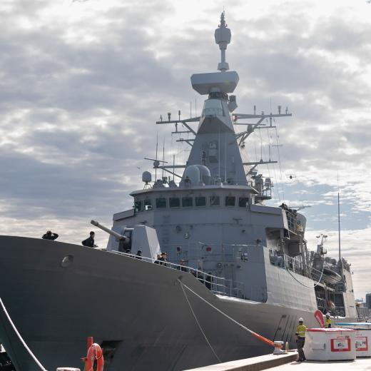 HMNZS Te Mana arrives alongside Fleet Base East, Sydney.