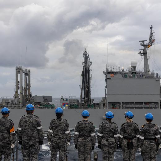  HMAS Toowoomba and JS Towada.