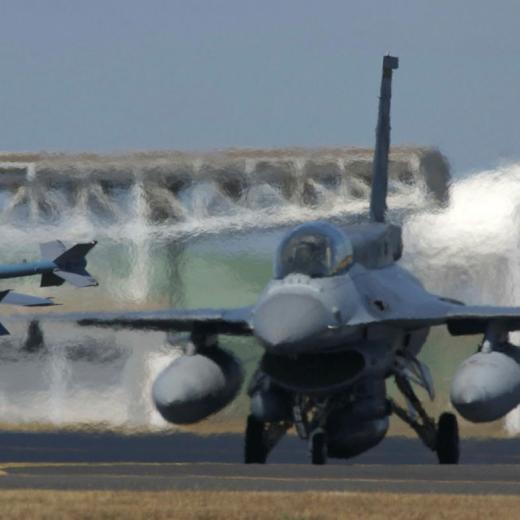 F16